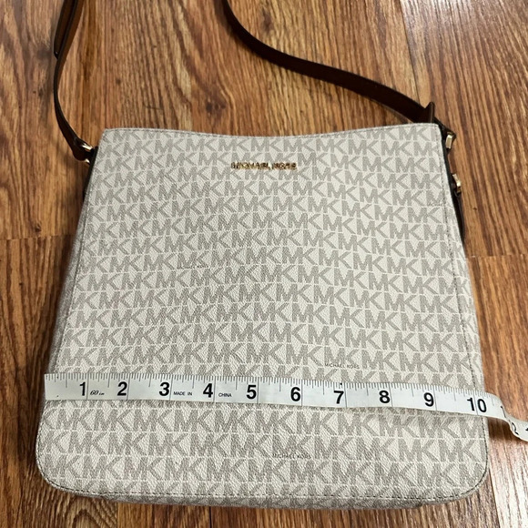 EUC Michael Kors Jet Set Travel Large Messenger Crossbody Bag in Vanilla - Picture 9 of 14